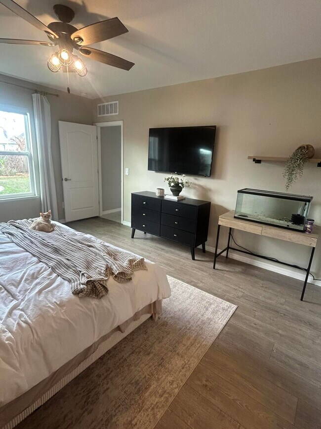 Building Photo - 5840 NW Bates Ave