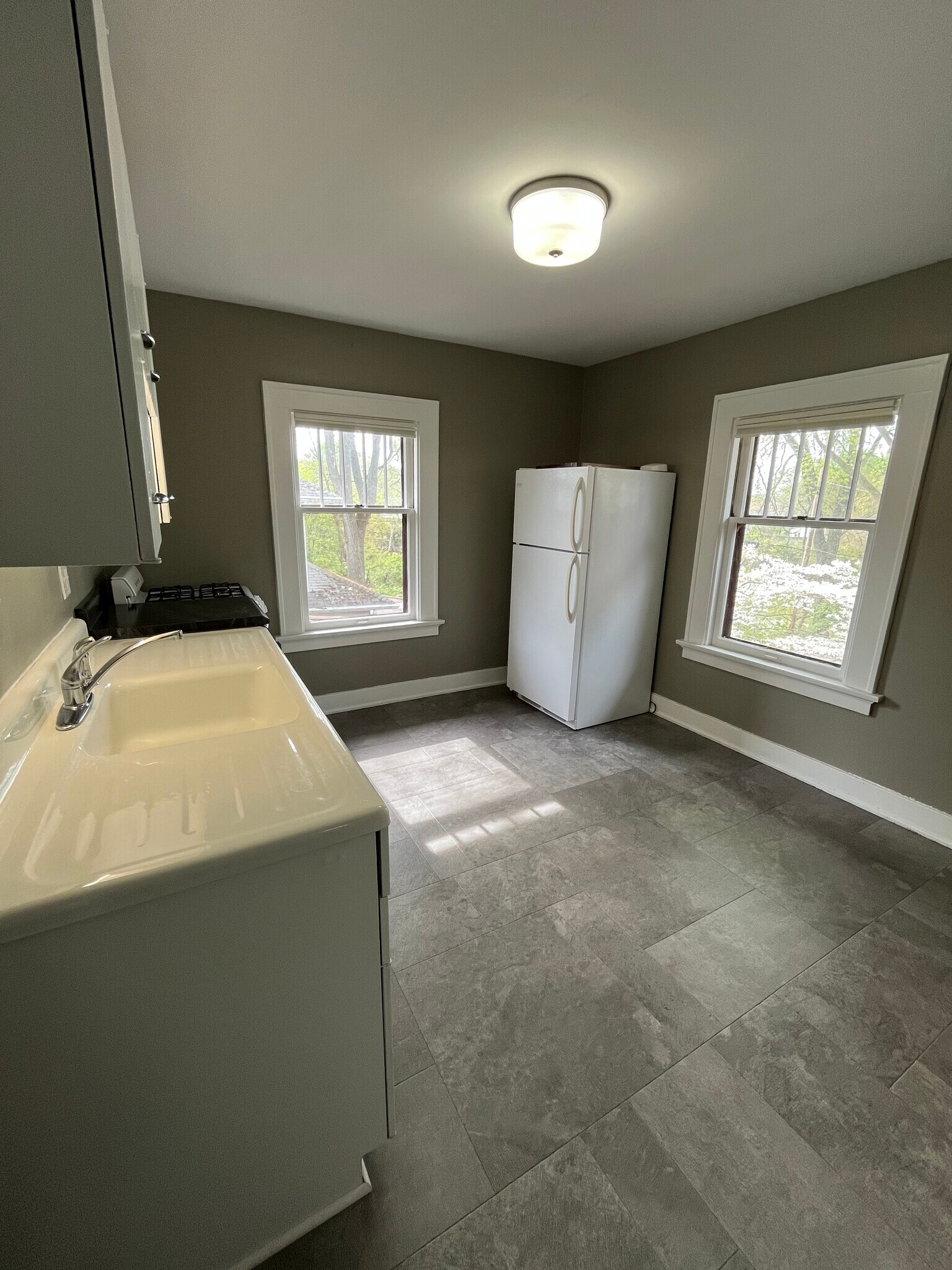 Kitchen - 747 Thieme Dr