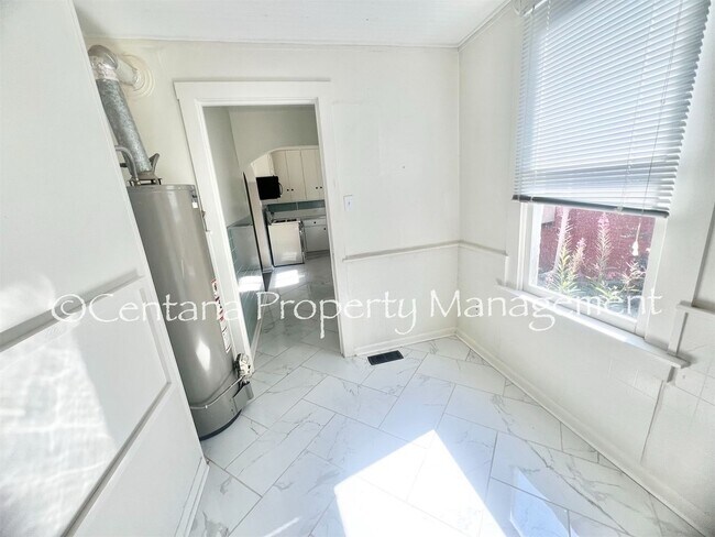 Building Photo - Beautiful 1 bedroom in a duplex!