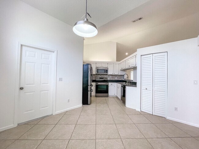Building Photo - 252 Moccasin Trail W