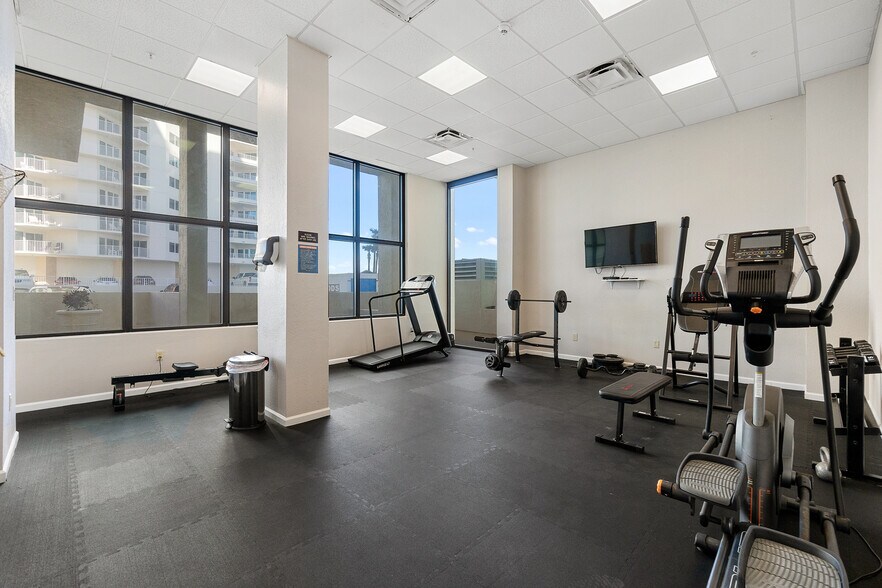Fitness room - 2947 S Atlantic Ave