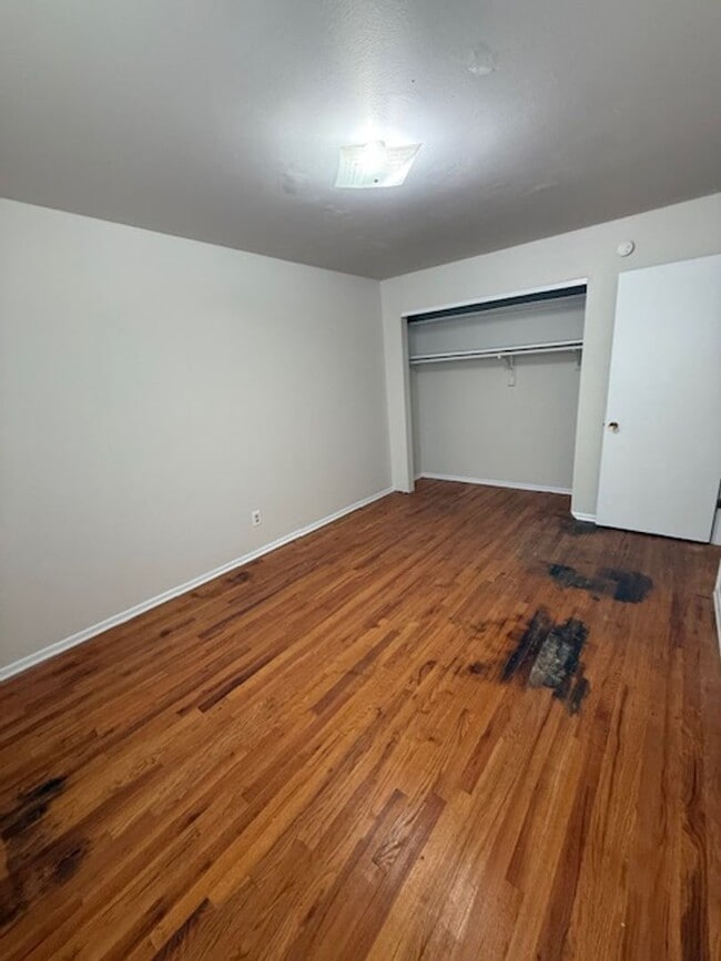 Building Photo - Charming 2-Bedroom Duplex with Modern Upda...