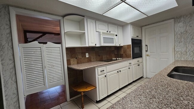 Building Photo - 1608 Watrous Dr