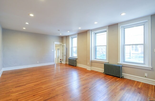 Building Photo - Amazing 1st fl Apt with private entrance and w/d