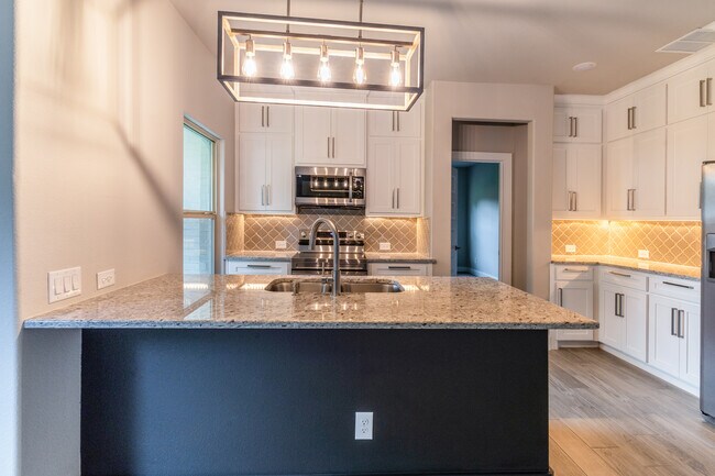 Building Photo - 310 Ditto Ave