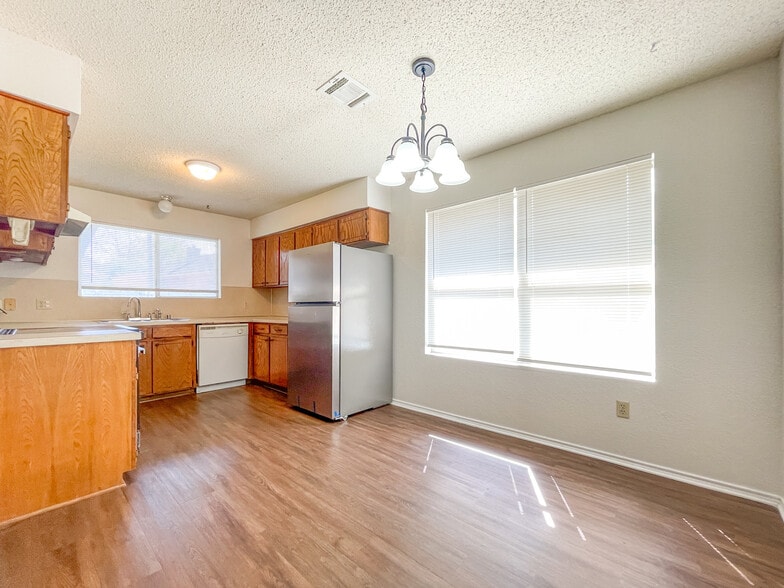 Building Photo - 2000 Ramada Dr