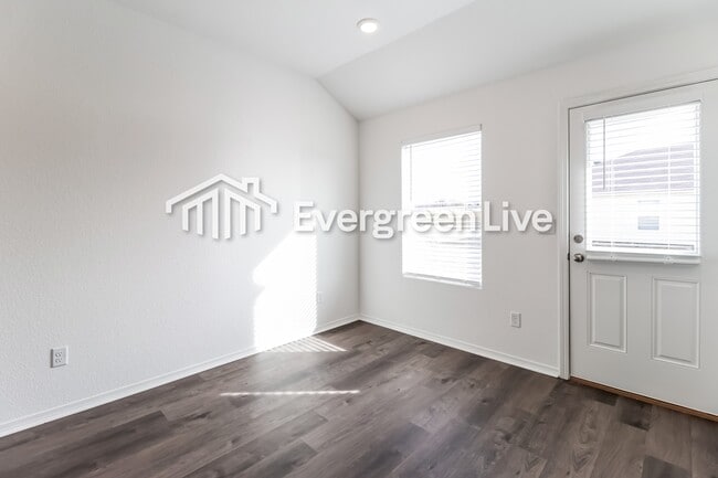 Building Photo - 42 10 Point Ln