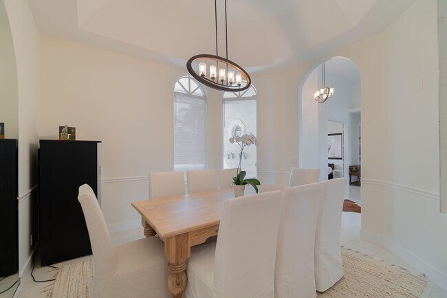 Building Photo - 1907 S Club Dr