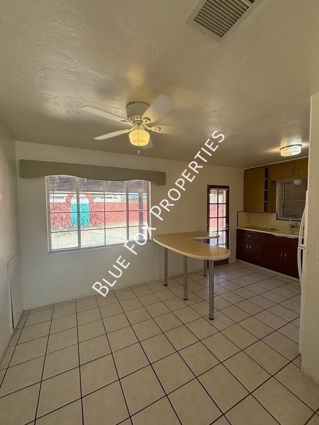 Building Photo - 949 N Montezuma Ave