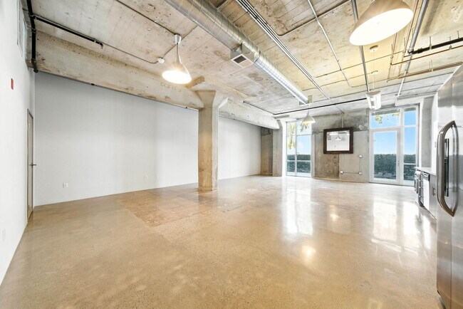 Building Photo - 825 East 4th St