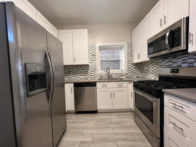 Building Photo - 3306 W Cullom Ave