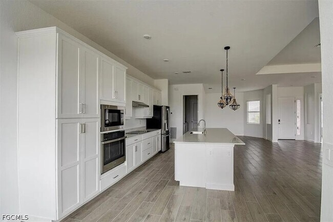 Building Photo - 7796 Lakes Edge Ln
