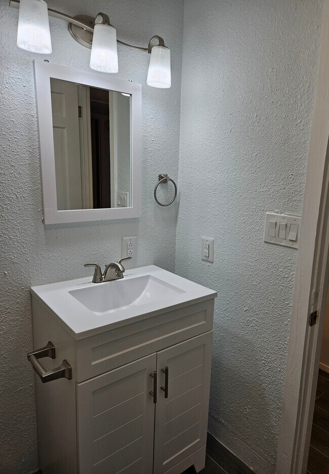 Building Photo - 118 Totem Pole St