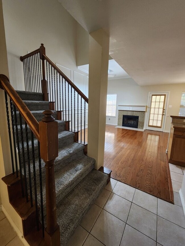 Building Photo - Gorgeous 2 story 3-bedroom 2.5-bath townhouse centrally located in Dallas Fort Worth metroplex