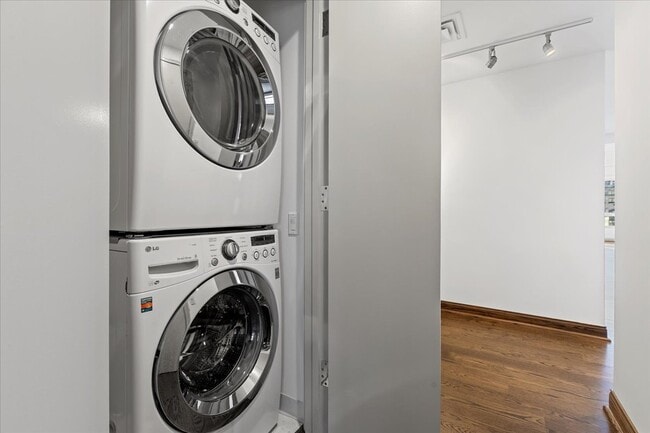 Building Photo - 250 E Pearson St