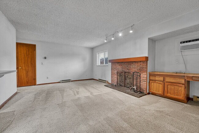 Building Photo - $1,395.95, 1 bed, 1 bath garden level Condo with Washer/Dryer