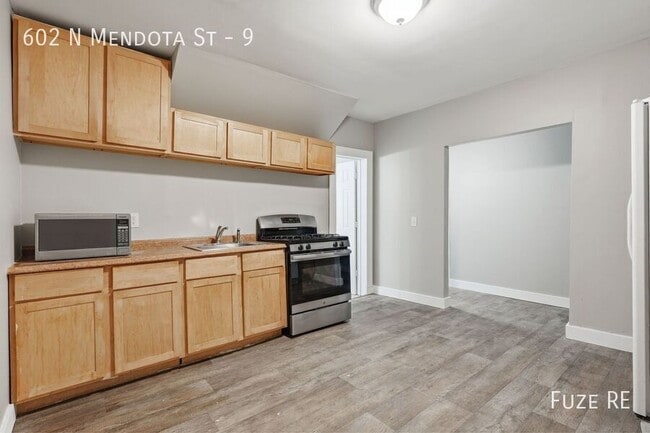 Building Photo - 602 N Mendota St