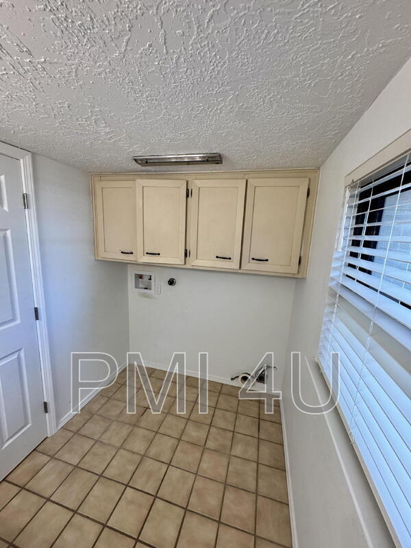 Building Photo - 10412 La Paz Dr