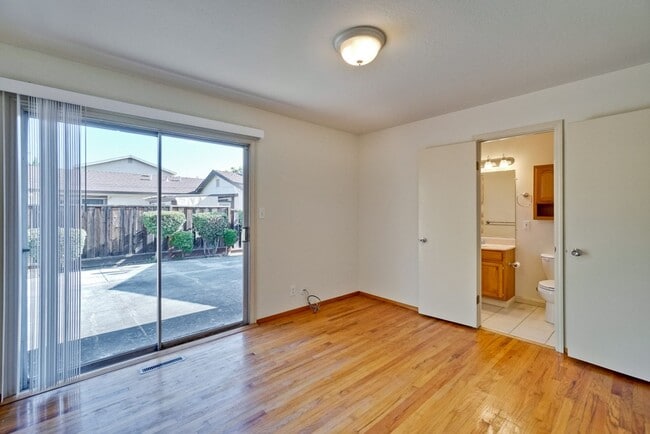 Building Photo - 1109 White Cliff Dr