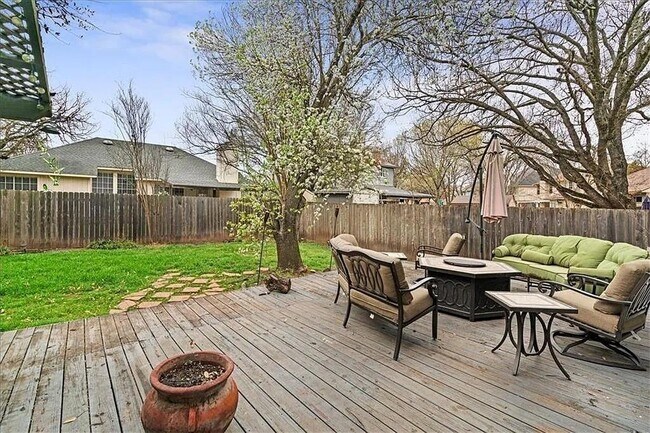 Building Photo - 1006 Oaklands Dr