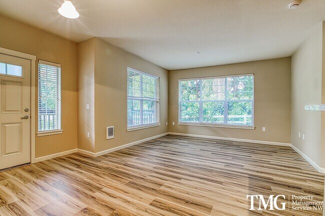 Building Photo - Beautiful 1br Condo in Sherwood. End unit ...