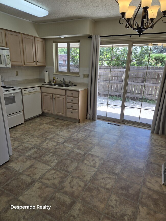 Building Photo - 414 E Thunderbird Dr