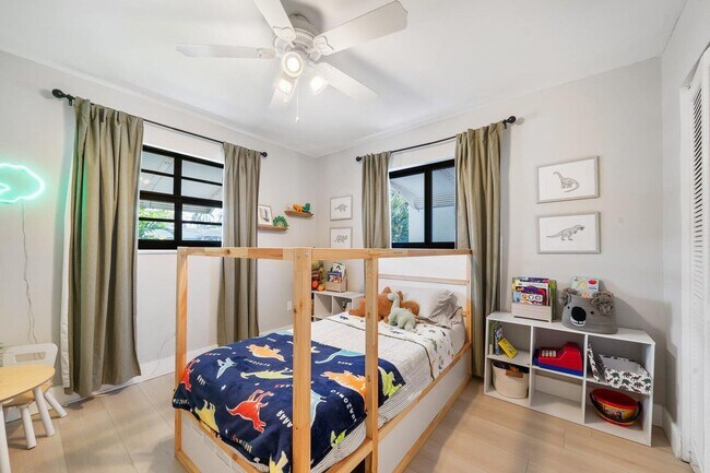 Building Photo - 232 Wellesley Dr