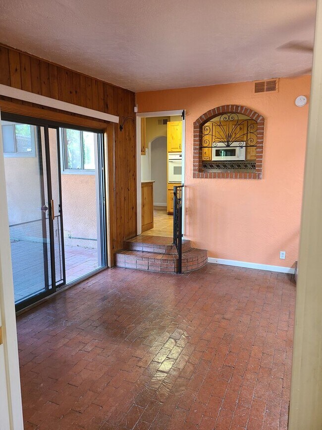 Building Photo - 4 Bedroom, 2 Bathroom! Lovely Home!