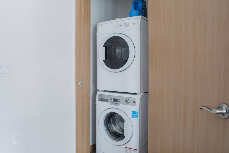 Building Photo - 1640 N Water St