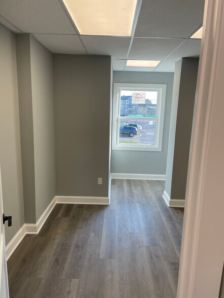 Building Photo - 127 Tunxis Hill Rd