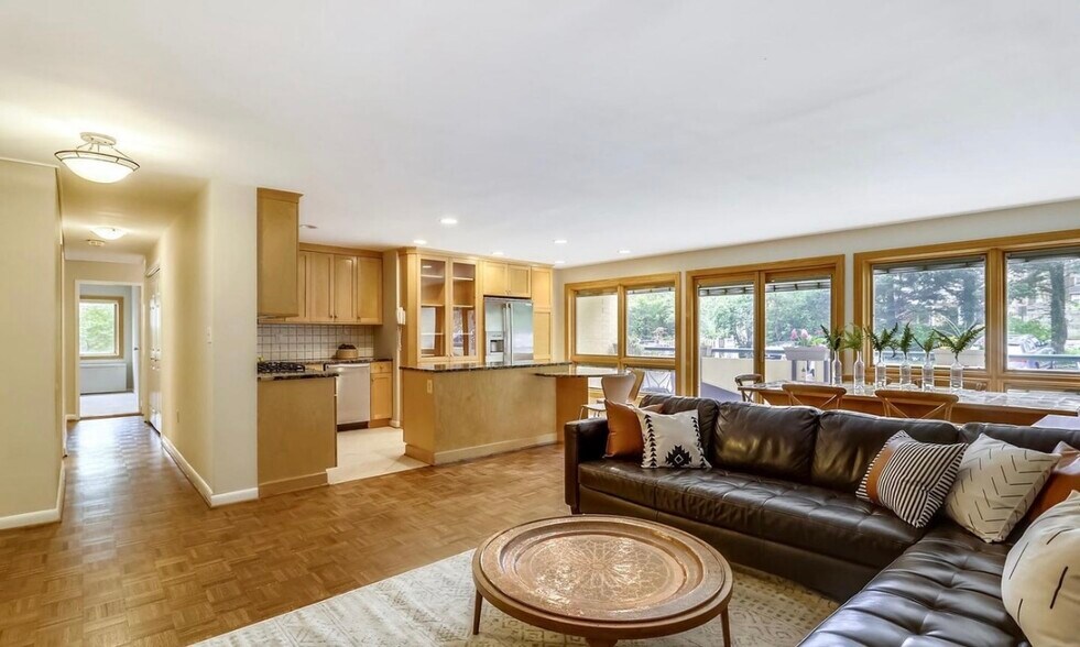 Building Photo - 4720 Chevy Chase Dr