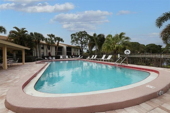 Building Photo - 4644 Weybridge St