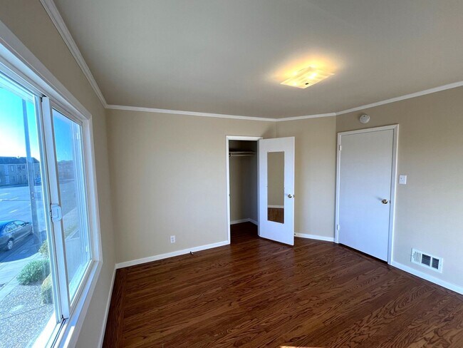 Building Photo - GORGEOUS, BEAUTIFULLY MAINTAINED 3 BED/2 B...