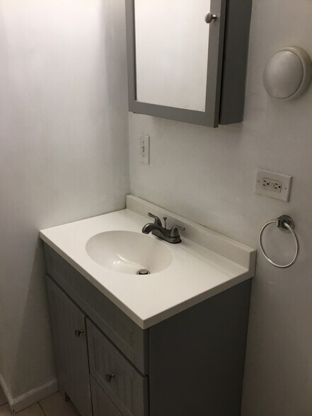 Bathroom - 7516 S Paxton Ave