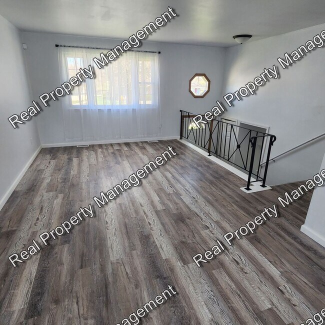 Building Photo - Four Bedroom Bi-Level