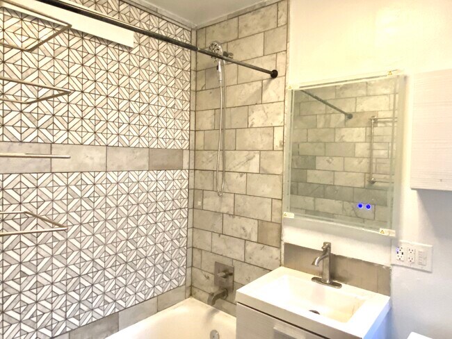Bathroom - 747 Head St