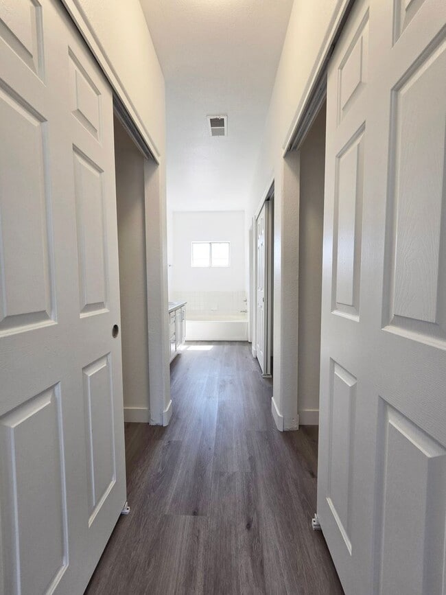 Building Photo - Gated Westpark Townhome | 3 Bed | 3 Bath | 2-Car Garage
