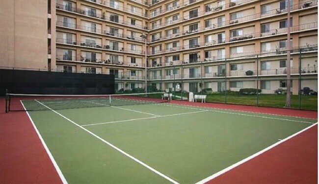 Tennis Court - 100 S Doheny Dr