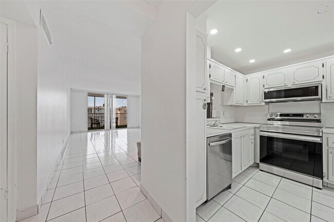 Building Photo - 319 NE 14th Ave