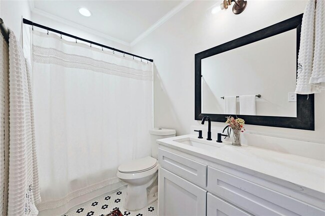 Building Photo - 2301 Village Cir