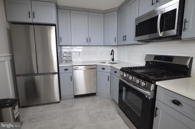 Building Photo - 1030 E Lancaster Ave