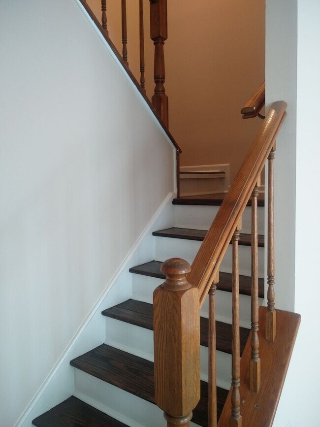 Building Photo - Spacious Newly Rennovated 2 Bedroom House with 2.5 Bath