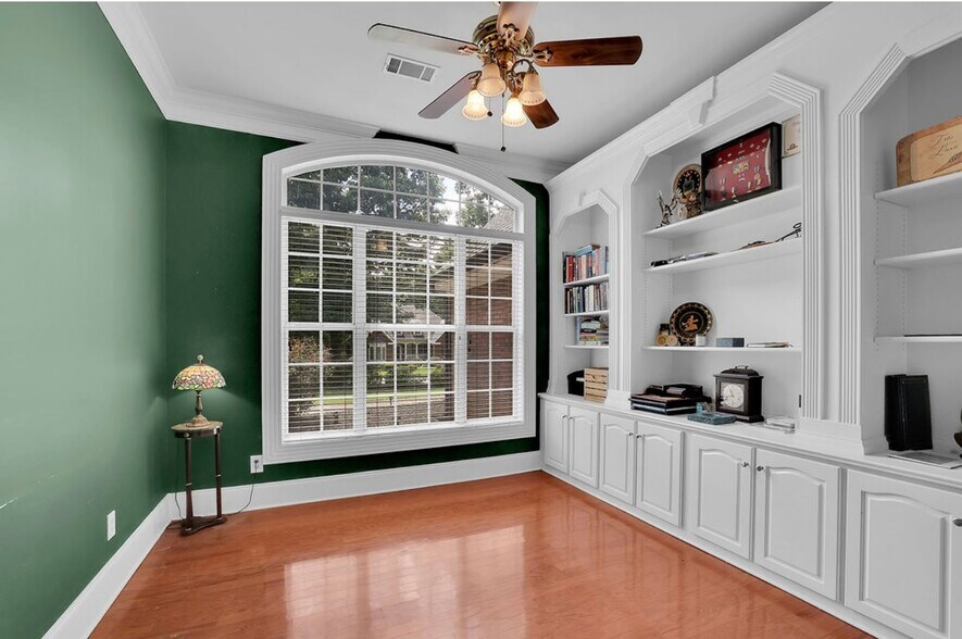 Building Photo - 8225 Seven Oaks Dr