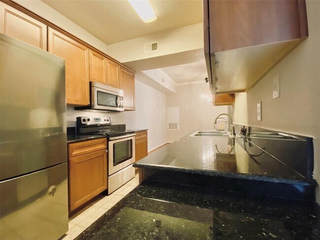 Building Photo - 2255 Braeswood Park Dr