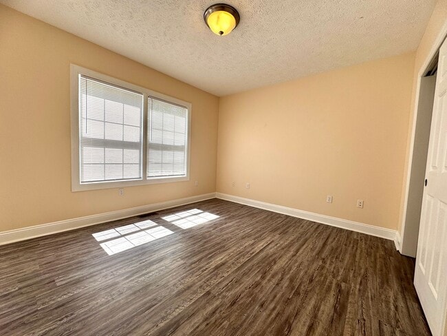 Building Photo - Oak Tree Townhome