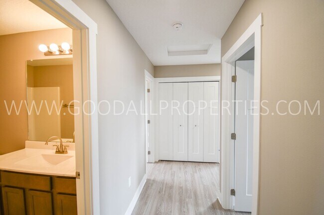 Building Photo - 3 Bedroom 2 Bathroom 2 Car garage in Desoto.