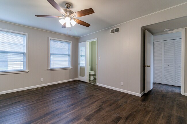 Building Photo - 210 S Victor St