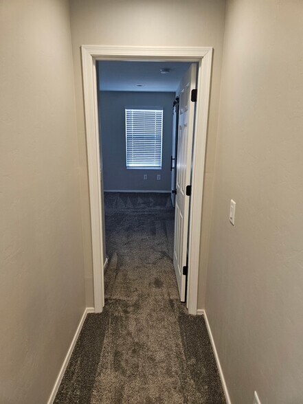 Building Photo - 646 W Calle Espadero