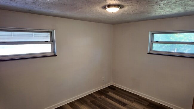 Building Photo - 2660 Sandhurst Dr