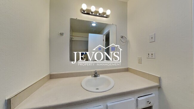 Building Photo - 2076 E 56th St